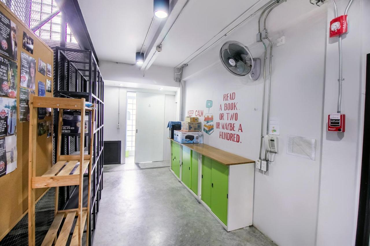 Hostel@Seatzstation Bangkok Bagian luar foto